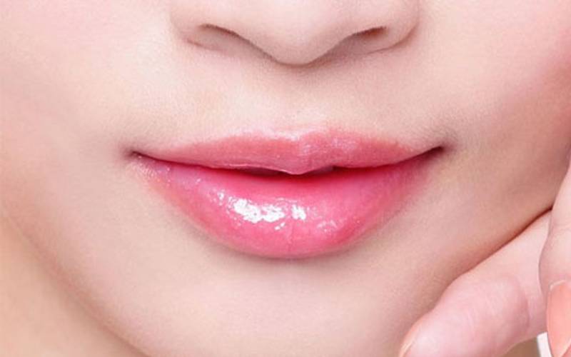 Dầu dừa làm hồng và mịn môi