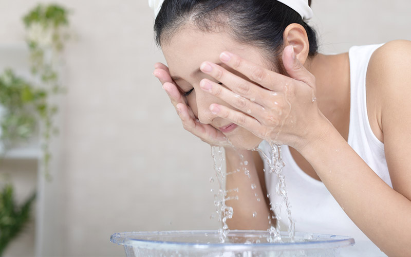 Nên làm ướt mặt trước khi dùng sữa rửa mặt