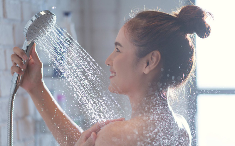 Tắm dưới vòi sen để massage và dễ dàng làm sạch sữa tắm organic