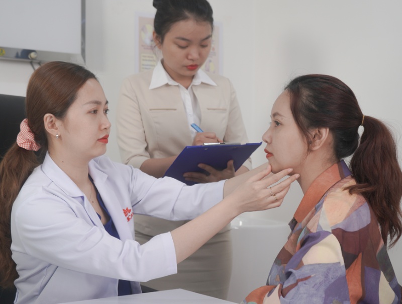 Khi tiêm filler bị lỗi nên tìm đến bác sĩ để thăm khám