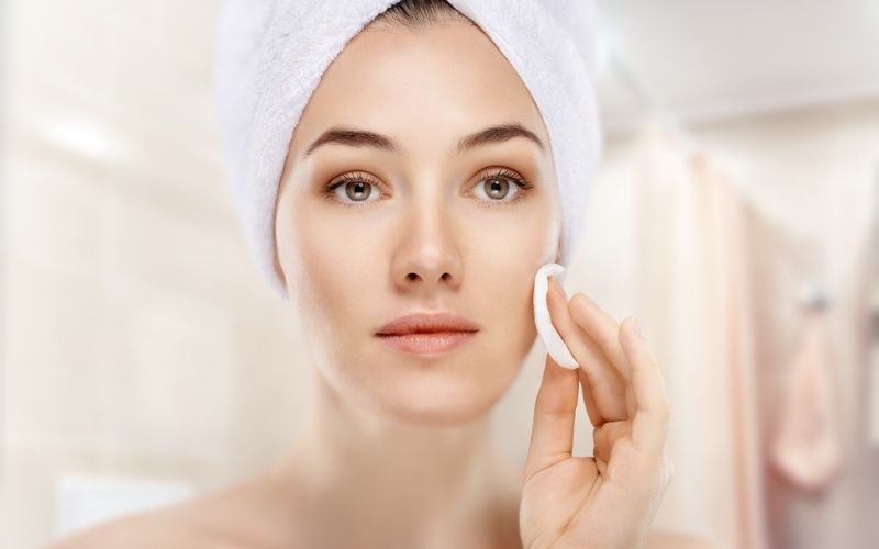 Cần làm sạch da mỗi ngày để da khô thoáng ngăn tích tụ bụi bẩn - cách se khít lỗ chân lông