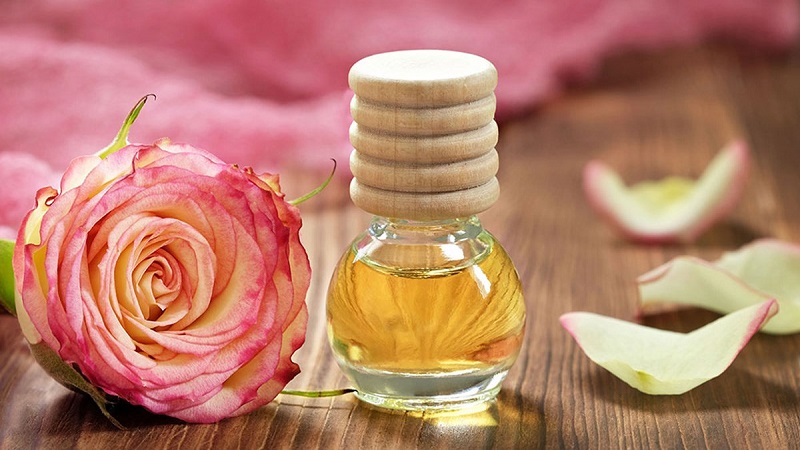 Dầu dừa và nước hoa hồng tạo được sự mềm mịn và trẻ trung cho cô bé