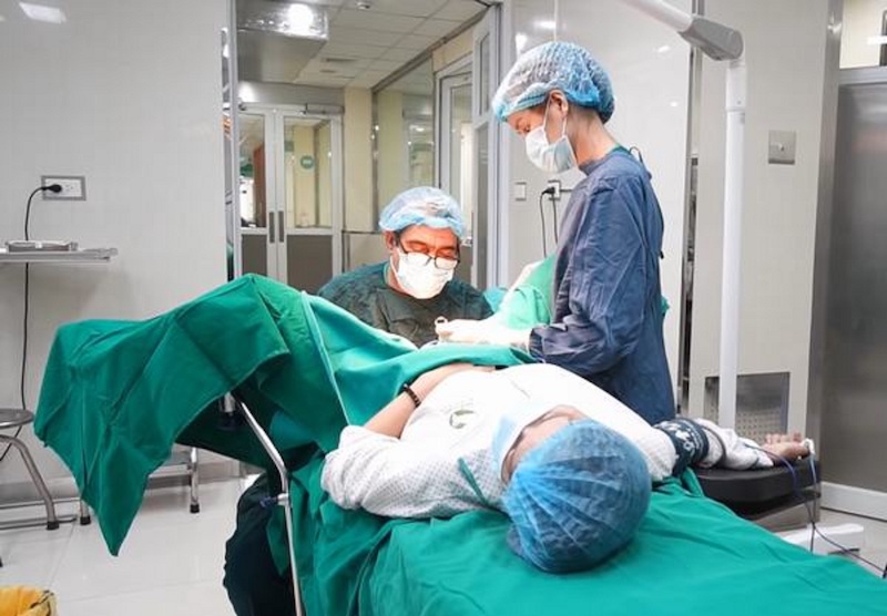 Tiêu chí mà bạn cần quan tâm đó là việc lựa chọn bác sĩ có trình độ và kinh nghiệm - Làm hồng cô bé ở đâu tốt nhất?