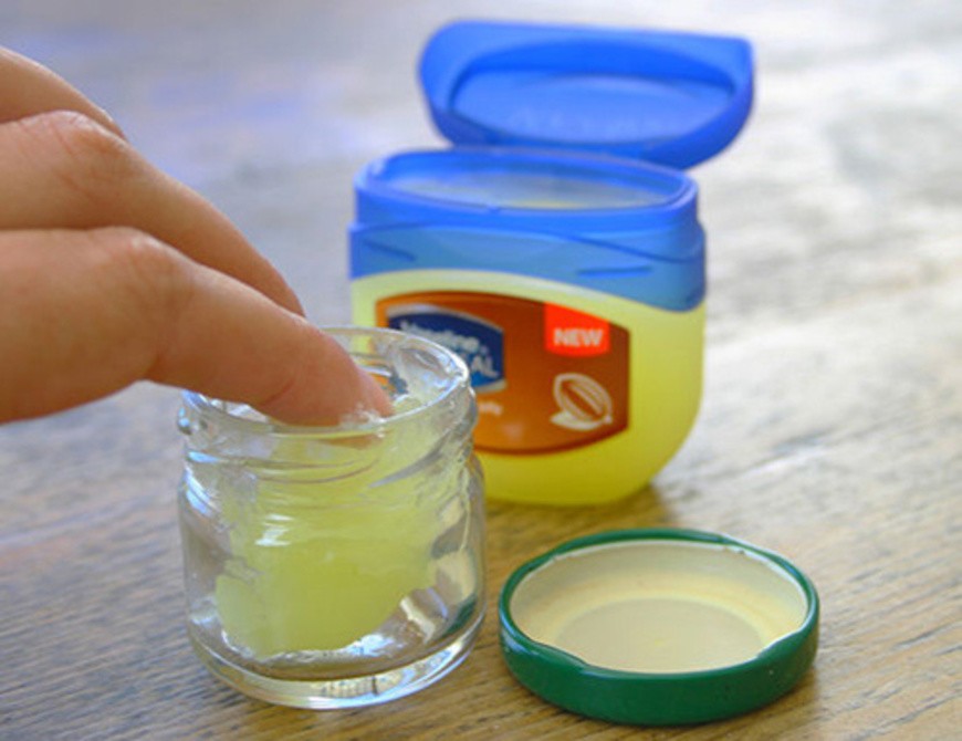 Bộ đôi Vaseline và dầu dừa sẽ làm hồng nhũ hoa an toàn
