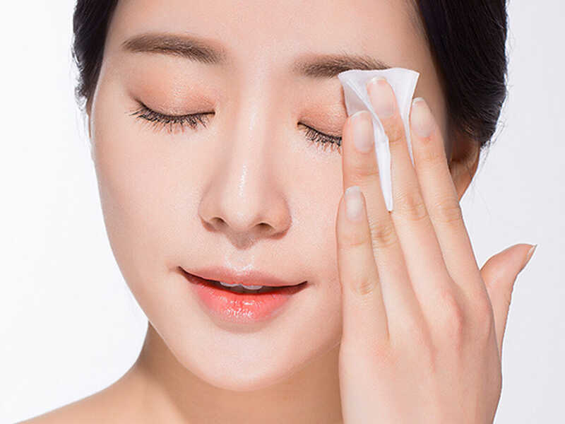 Giữ vệ sinh mí mắt để tránh tình trạng sưng viêm