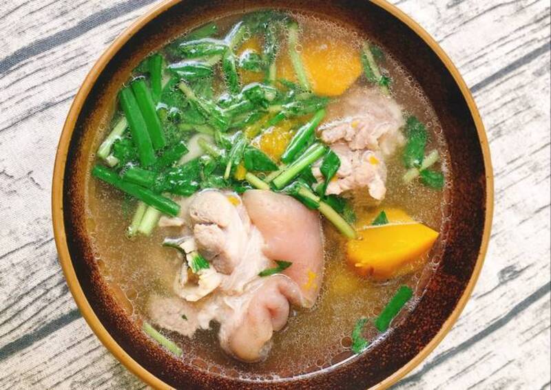 Canh bí đỏ nấu với giò heo có lượng calo lên đến 402