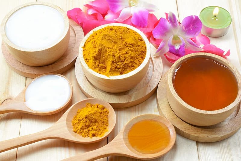 Bột yến mạch và tinh bột nghệ không chỉ làm trắng mà còn giảm mụn