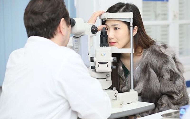 Thăm khám bác sĩ để được điều trị nội hoặc khoa khi mắt bị viêm