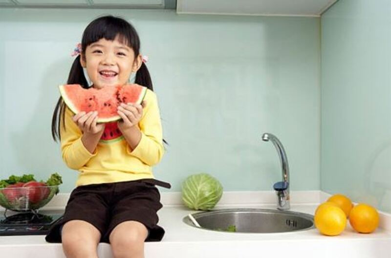 Dưa hấu là món ăn cực kỳ tốt cho sự phát triển của trẻ em