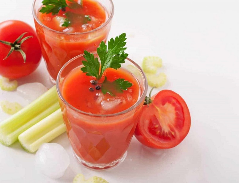 Cà chua và cần tây giúp cho vóc dáng săn chắc hơn nhờ thanh lọc cơ thể