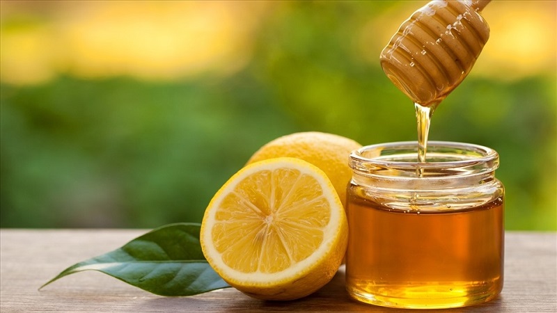 Nước cốt chanh và mật ông có tác dụng sát khuẩn và se khít lỗ chân lông