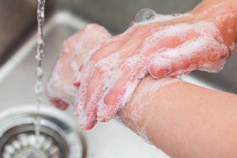 Hãy nhớ rửa tay sạch trước khi massage để tránh nhiễm khuẩn vùng mắt