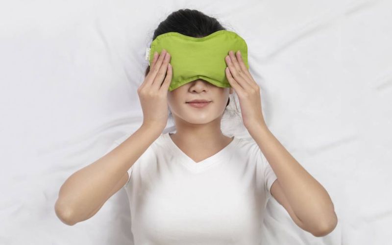 Chườm ấm giúp mắt thư giãn, ngăn chặn tình trạng mắt đổ ghèn