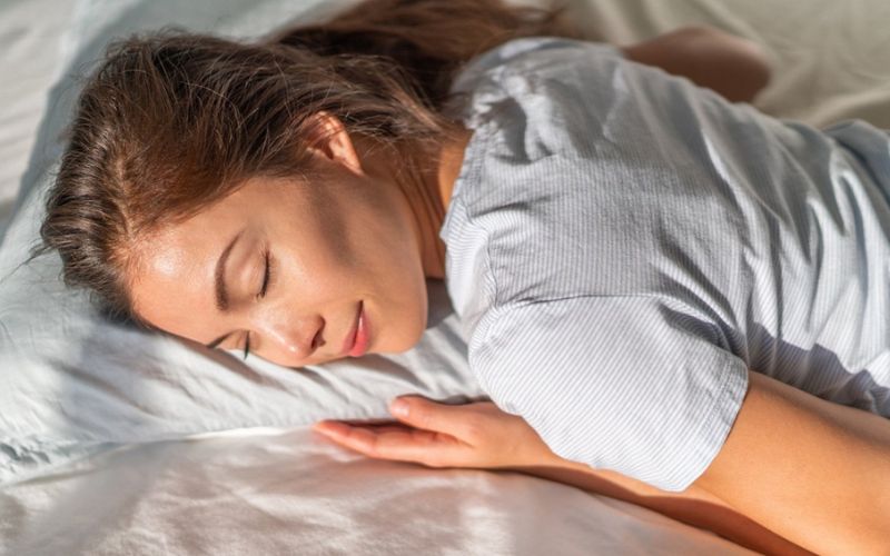 Ngủ sai tư thế gây tác động đến mắt