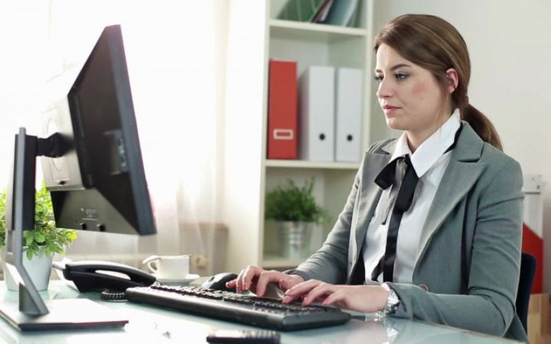 Hạn chế làm việc căng thẳng, thư giãn mắt thường xuyên để tránh biểu hiện bị mờ