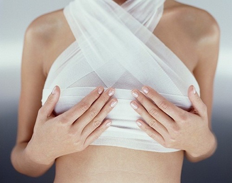 Áo định hình là công cụ hỗ trợ hồi phục không thể thiếu sau khi nâng ngực
