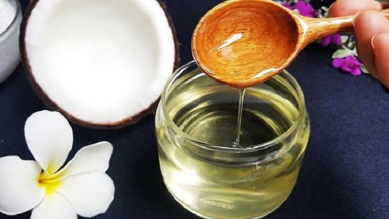 Dầu dừa thường được dùng để trị sẹo thâm an toàn tại nhà