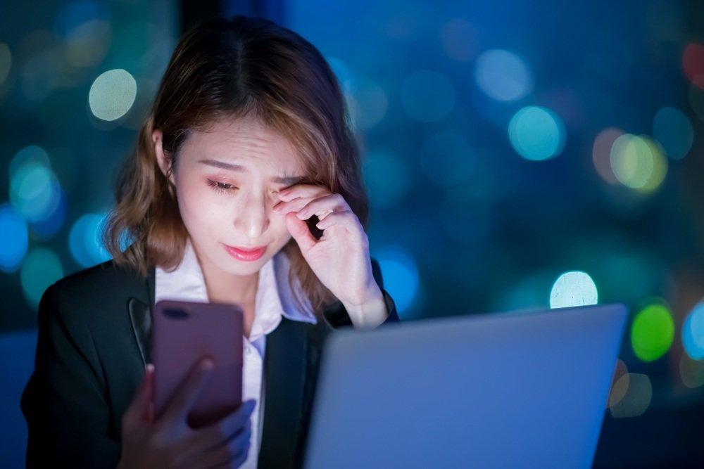 Ánh sáng xanh của điện thoại ảnh hưởng tiêu cực đến thị lực