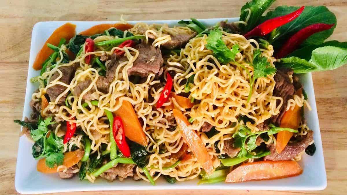 Mì tôm ăn cùng rau xanh bổ sung chất xơ hạn chế táo bón