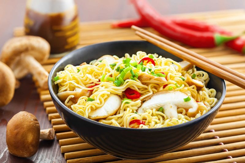 Ăn mì tôm cùng trứng thịt có thể làm bạn tăng cân khó kiểm soát