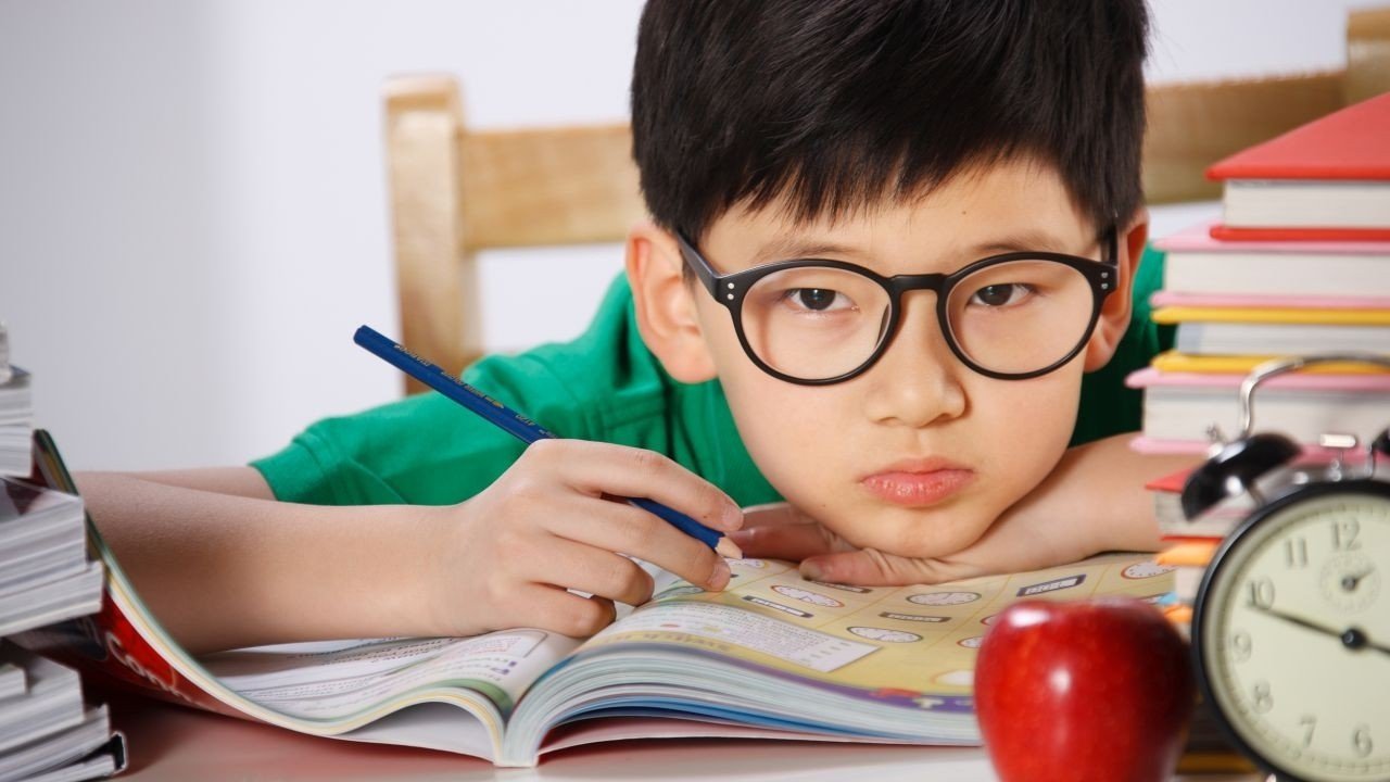 Cung cấp đủ nguồn ánh sáng cho bé khi học tập giảm nguy cơ cận thị