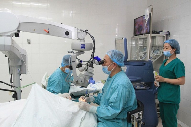 Phẫu thuật thay thủy tinh thể là giải pháp điều trị ở người có độ cận cao