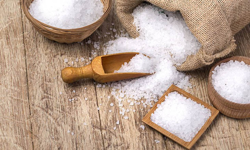 Trị mụn thâm, sưng viêm hiệu quả với nước muối loãng