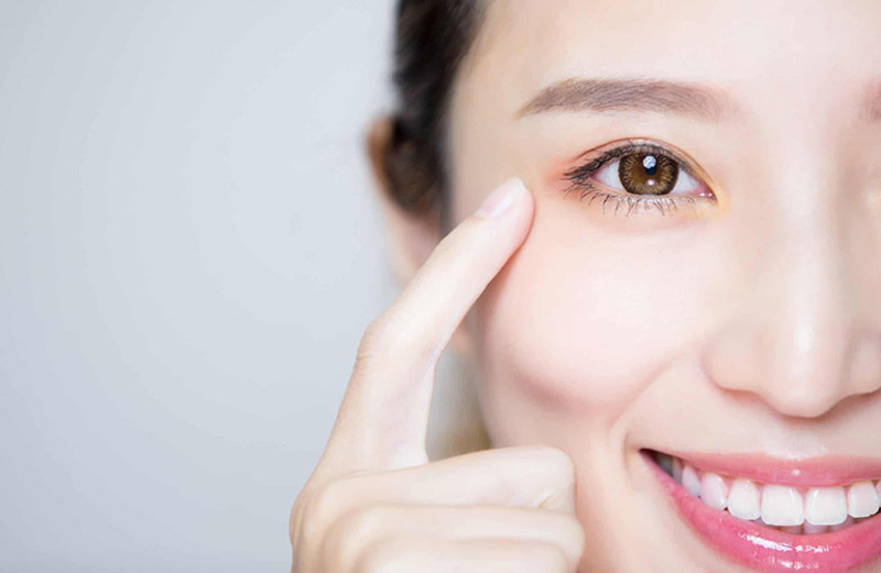 Thực hiện nhấn mí giúp khắc phục khuyết điểm đôi mắt 1 mí