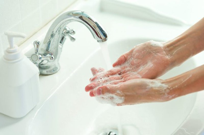 Rửa tay bằng xà phòng diệt khuẩn trước khi nhỏ mắt