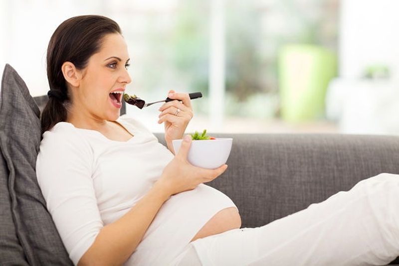 Phụ nữ có thai không nên ăn trứng lộn với rau răm
