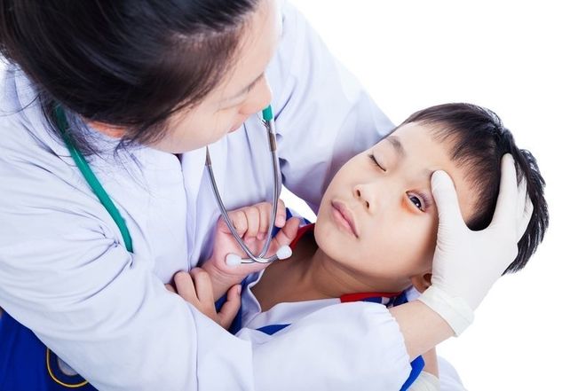 Trẻ bị sụp mí chữa trị khi nào?