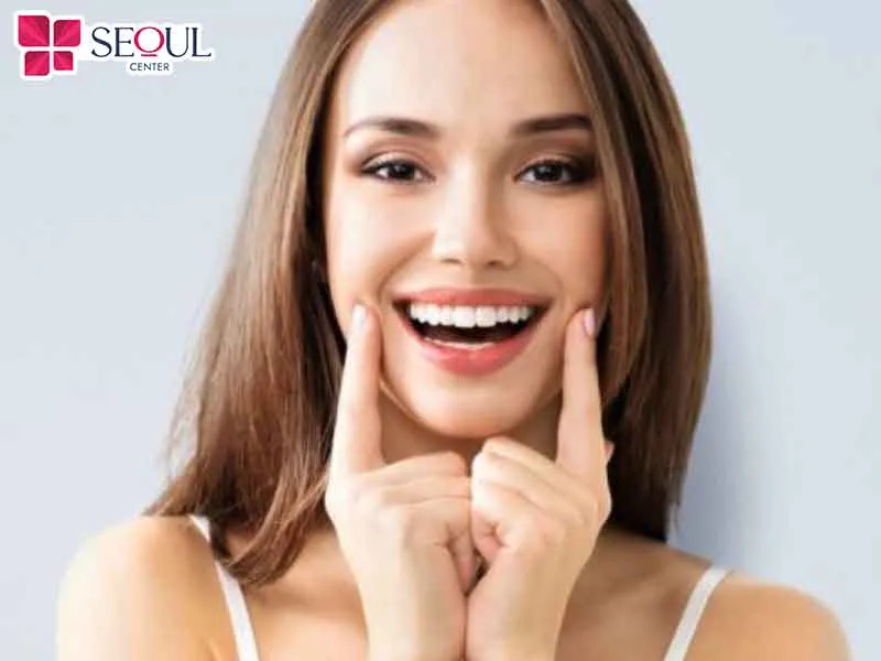 Tăng áp lực lên môi bằng cách cười thật to sau đó dùng ngón tay giữ khoé miệng