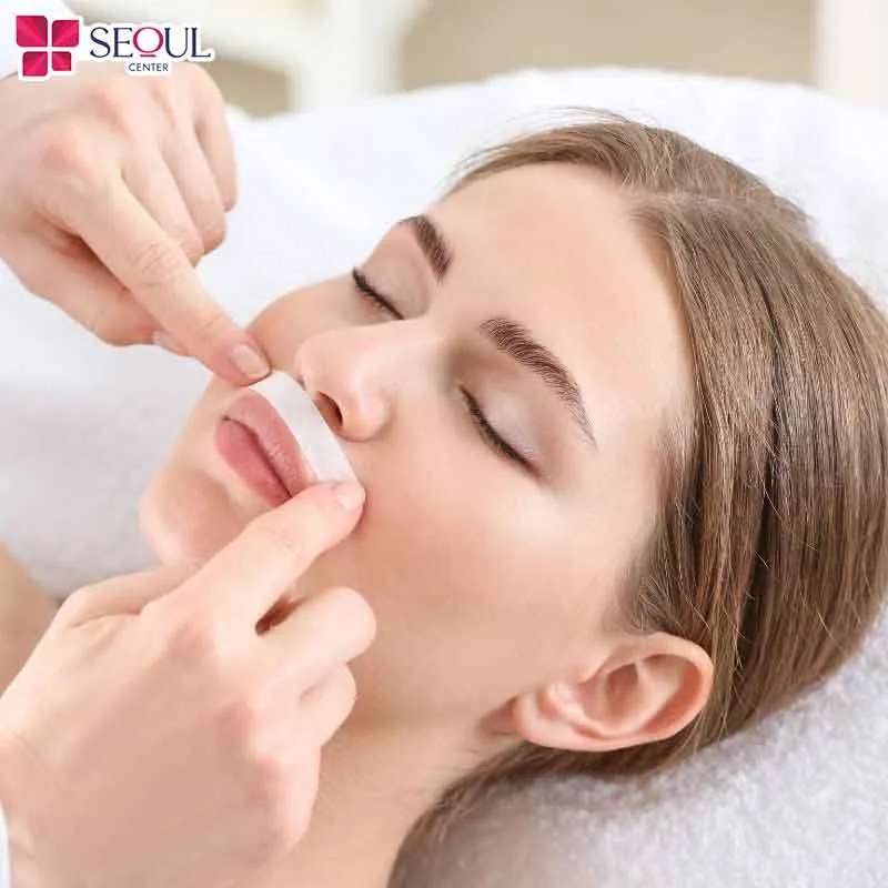 Wax lông ria mép loại bỏ lông ria mép tận gốc, nhưng thường gây đau mạnh