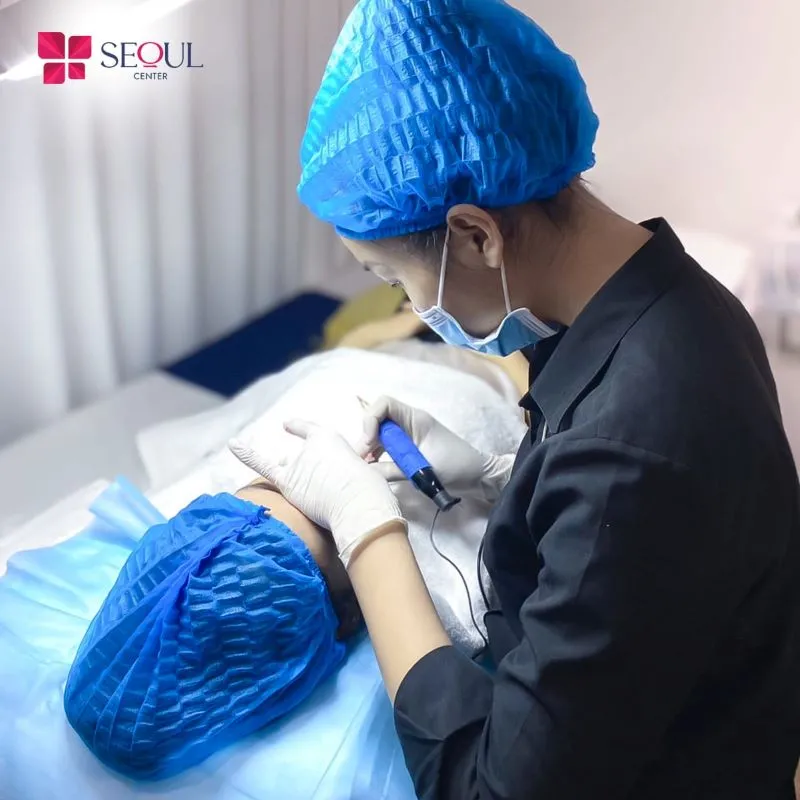 Kỹ thuật viên kiểm tra kết quả môi sau khi phun 