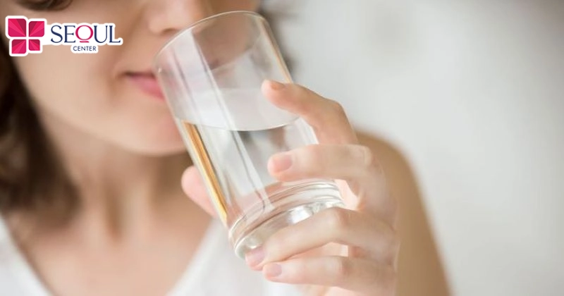 Uống nhiều nước sau khi phun môi để hỗ trợ môi phục hồi tốt nhất 