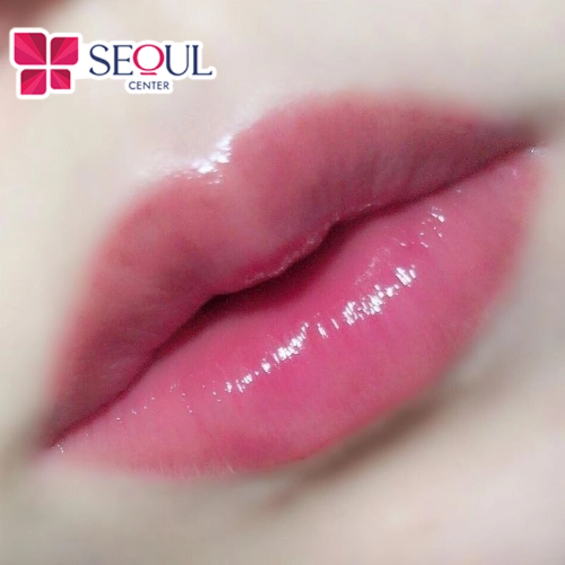 Đôi môi căng mọng, hồng hào như vừa được dưỡng từ sâu bên trong 