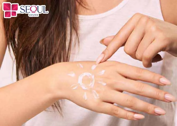 Bảo vệ da bằng kem chống nắng trước khi ra ngoài để tránh tác động của tia UV