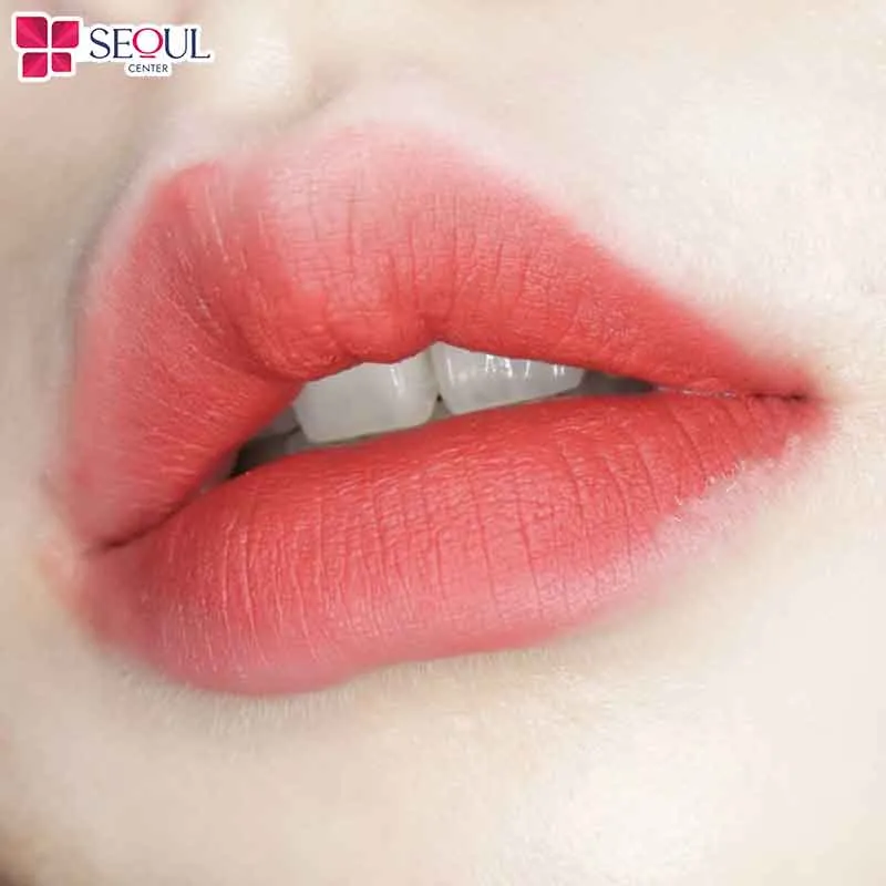 Phun môi màu đỏ nhạt phù hợp với độ tuổi 35 với màu môi tinh tế