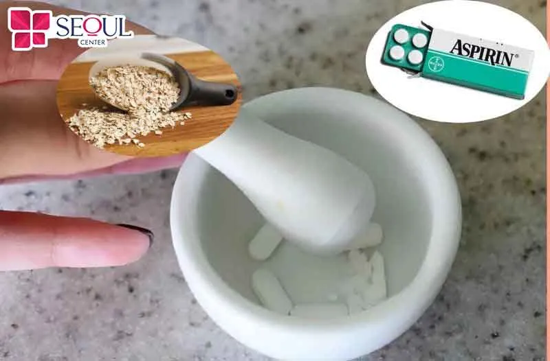 Nghiền thuốc Aspirin thành bột mịn và hòa tan cùng với kem dưỡng và bột yến mạch 