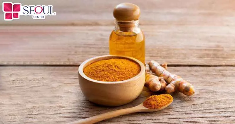 Bột nghệ và mật ong là hai nguyên liệu vô cùng dễ kiểm tại các gia đình
