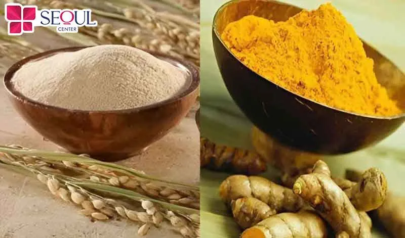 Trộn đều bột nghệ và bột gạo để khuấy thành hỗn hợp làm trắng da 