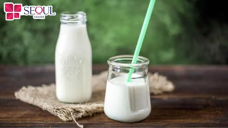 Acid lactic trong sữa chua ức chế hình thành melanin để da vùng cổ và gáy sáng đều màu