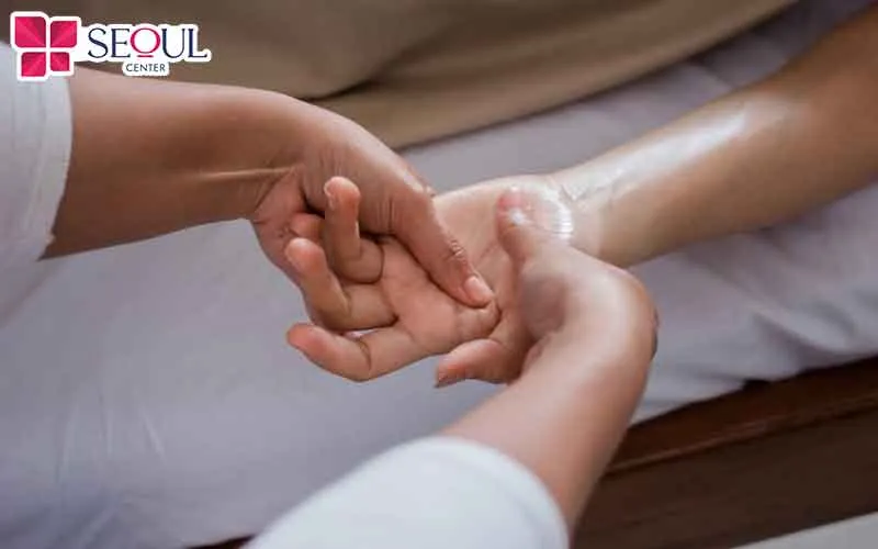 Massage da tay đúng cách để khí huyết lưu thông, da tay hấp thụ dưỡng chất tốt hơn