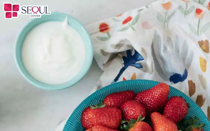Nghiền nhuyễn dâu tây và trộn đều cùng sữa chua không đường để tạo nên hỗn hợp tắm trắng 