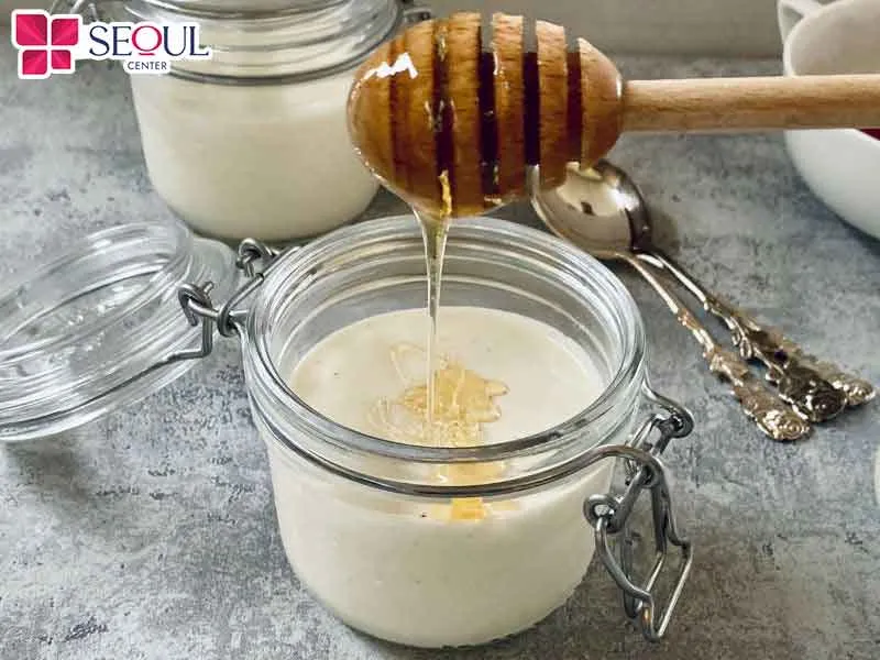 Mật ong khi kết hợp cùng sữa chua sẽ giúp cấp ẩm cho làn da 