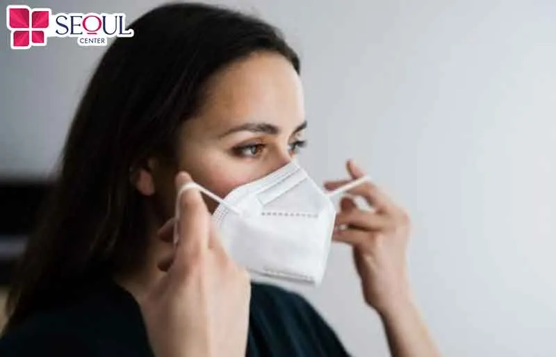 Sau phun môi cần thực hiện đeo khẩu trang trong 1 khoảng thời gian nhất định để giúp môi lên màu đẹp