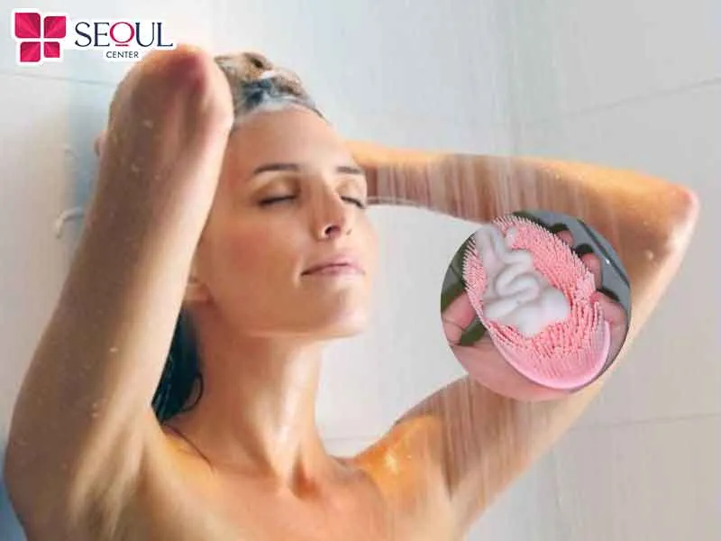 Không nên chà sát mạnh lên làn da vùng nách hay dùng những sữa tắm có chứa hóa chất