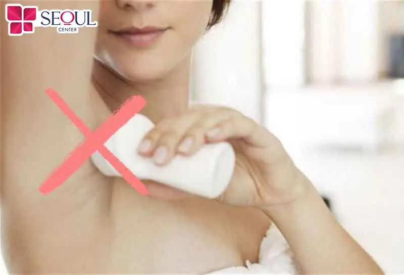 Không nên sử dụng lăn khử mùi trong những ngày đầu lên vùng da sau khi triệt lông nách