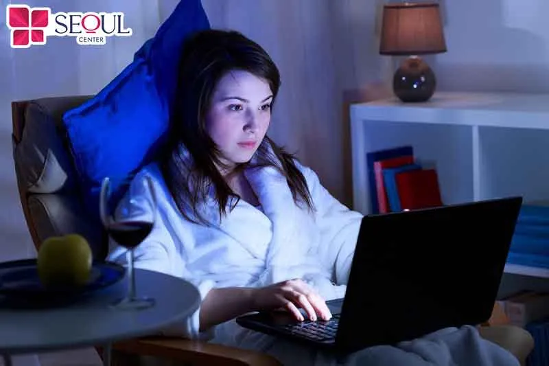 Chế độ sinh hoạt không lành mạnh, thức khuya nhiều ngày có thể khiến da không khỏe, dễ bắt nắng