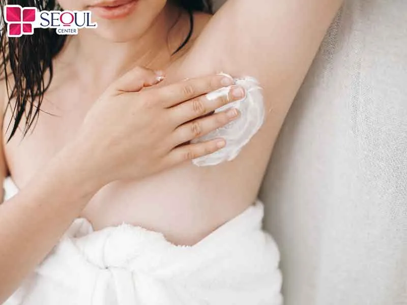Sử dụng sản phẩm kem tẩy lông kém chất lượng có thể khiến da nách bị kích ứng, gây đau rát